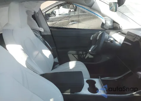 2021 Tesla Model Y Long Range Dual Motor All-Wheel Drive z USA, uszkodzony, nr VIN 5YJYGDEE6MF072841